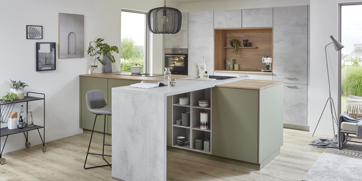 En daar hoort u bij. Zo kan het concept van het kookeiland worden samengevat. Deze keukenstijl is bijzonder aantrekkelijk als u de keuken ook als trefpunt ziet.