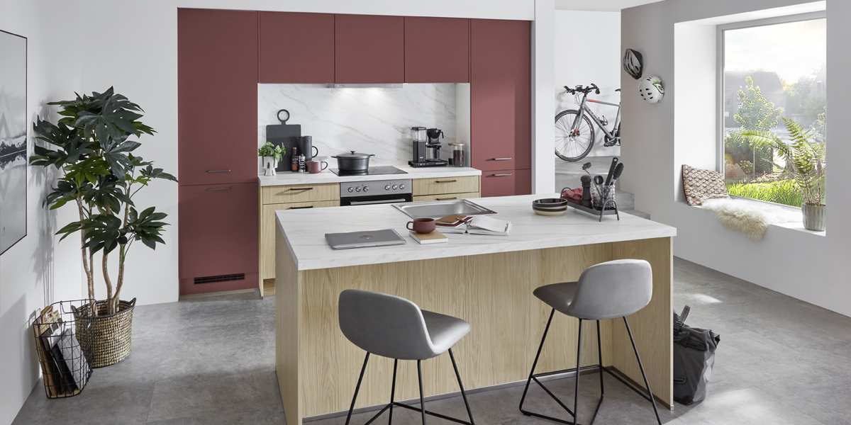 En daar hoort u bij. Zo kan het concept van het kookeiland worden samengevat. Deze keukenstijl is bijzonder aantrekkelijk als u de keuken ook als trefpunt ziet.