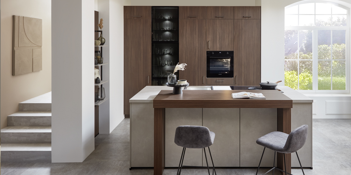 En daar hoort u bij. Zo kan het concept van het kookeiland worden samengevat. Deze keukenstijl is bijzonder aantrekkelijk als u de keuken ook als trefpunt ziet.